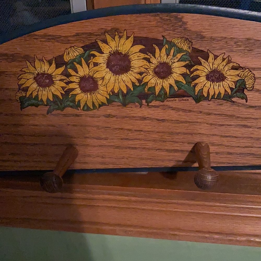 Wood wall coat rack-4 hooks hand carved daisies